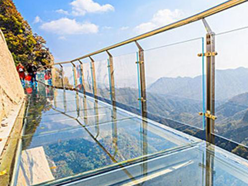 玻璃吊橋受到外國(guó)人質(zhì)疑，不遠(yuǎn)萬(wàn)里來(lái)砸橋，結(jié)局讓人很無(wú)奈